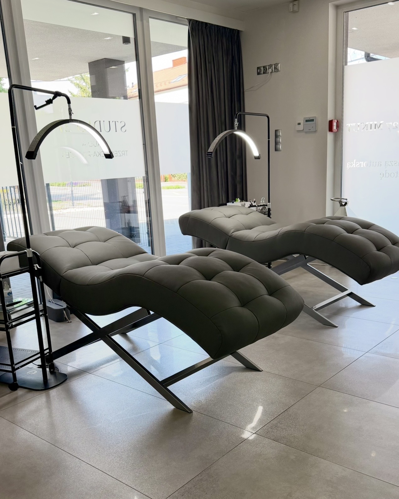 Wnętrze salonu STUDIO 27 z anatomicznymi łóżkami Figuratti